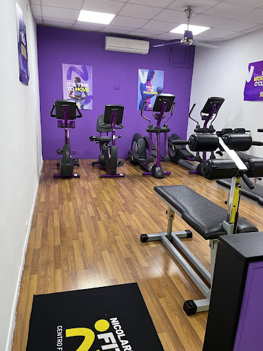 Area cardio e panche della palestra Nicolardi Fit